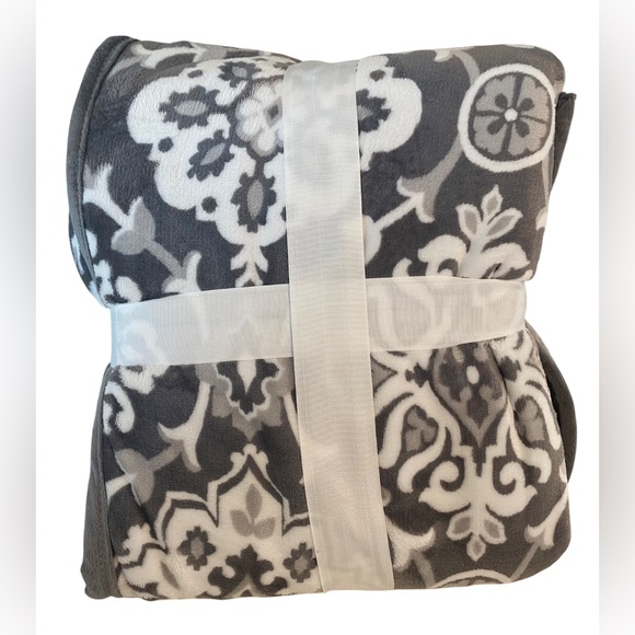 Member's Mark Oversized Plush & Soft Sherpa Throw Blanket, 60" x 70" - Picture 2 of 6